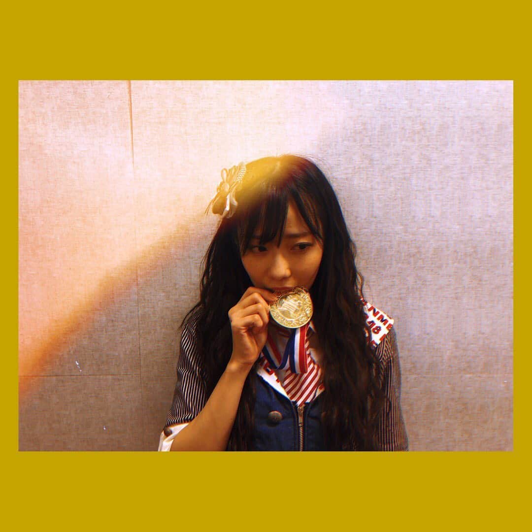石塚朱莉のインスタグラム：「すごくうれしい  #NMB48劇場公演大賞 でパフォーマンス賞を頂きました。かじっても固かったのでアルミホイルで包まれてるチョコレートではなかったです。  3枚目は本番前にチョコレートつけたまま出ようとしていたわたし〜🍫」