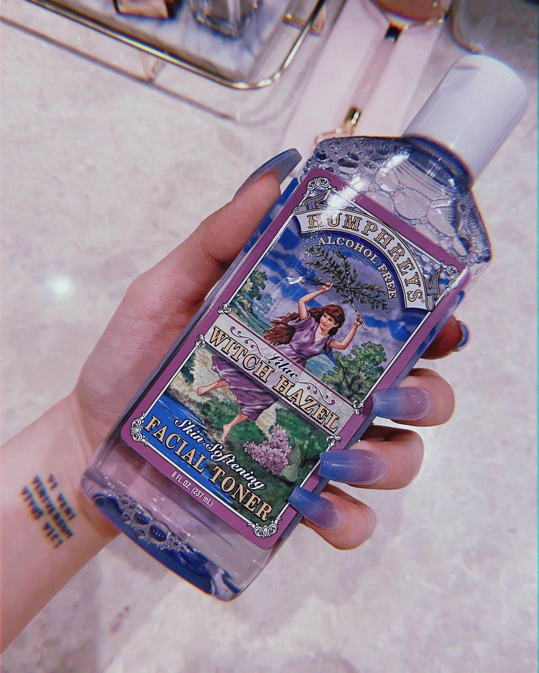 ポニーのインスタグラム：「Has anyone tried this? :) how was it? the container is sooo pretty💜 이거 써 보신 분 있나요? 컨테이너 너무 내 취향 힛🤭」