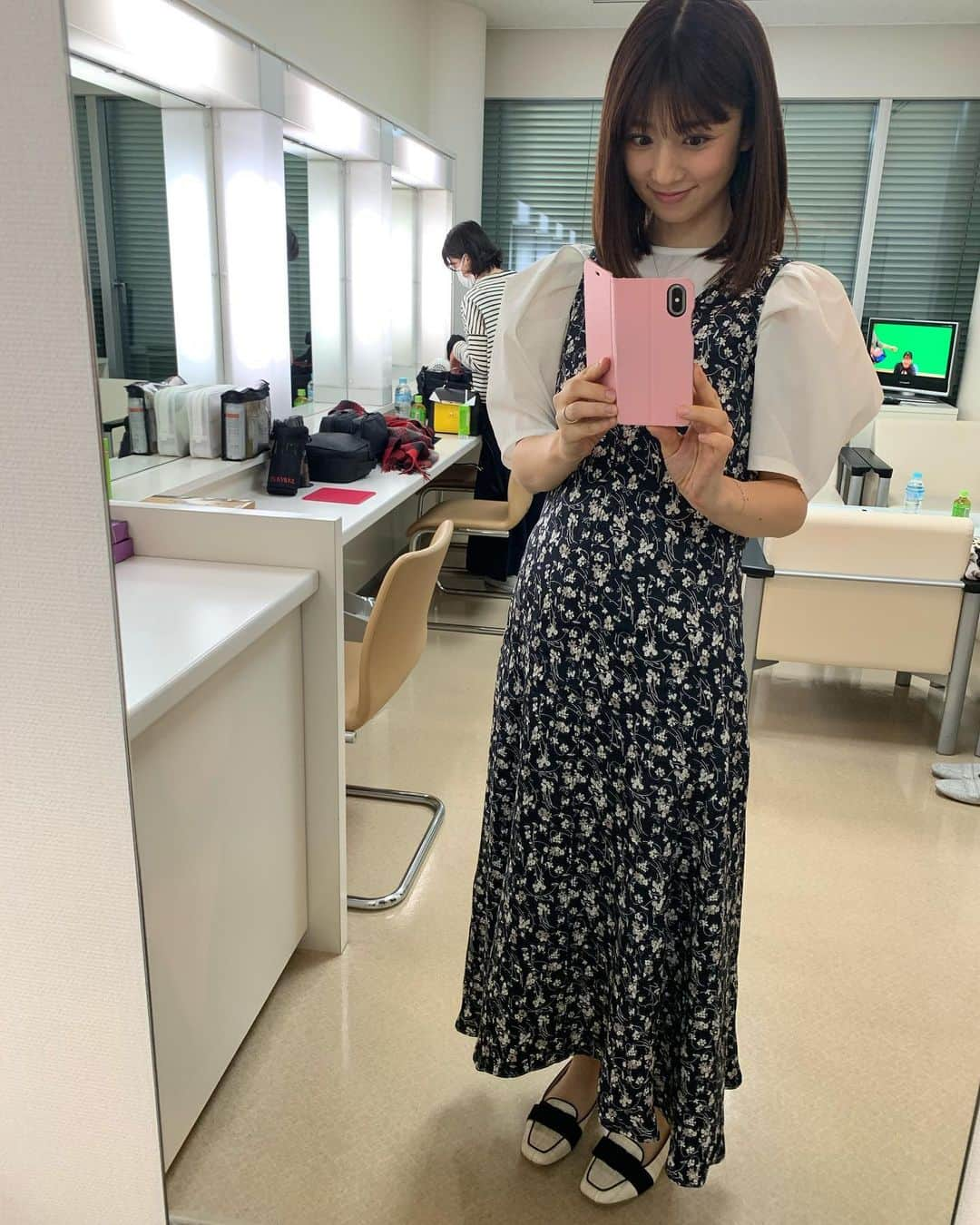 小倉優子さんのインスタグラム写真 - (小倉優子Instagram)「今日はお仕事でした✨ 髪を切ってから巻かなくなり、ヘアメイクの時間も少なくなりました😊❗️ しばらくのこの髪型でいようと思います🍎」3月5日 22時37分 - ogura_yuko_0826