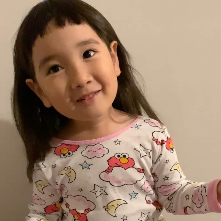 のインスタグラム：「1枚目　4歳8ヶ月 2枚目　3歳3ヶ月頃 この時期の成長ってこんなすごいんだなぁ。どんどん女の子度が増していく娘😂 母としては成長に嬉しい気持ちがある一方、、少し寂しい気持ちもあるよぉ🥺🥺 #なんだこの仕草わ #教えてない #4歳 #アイドル感 #滑舌があまりよくない #かわいいが溢れ出てる #3歳 #日夕佳ムービー #日夕佳 #女の子 #子育て #女の子ママ」