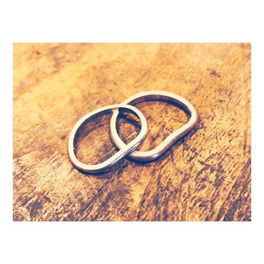 丸山未沙希さんのインスタグラム写真 - (丸山未沙希Instagram)「. お誕生日坊や‪(夫)‬と共に指輪製作。  トントン叩いて丸めて、ゴシゴシ磨いてピカピカに。 コツコツと進めていく作業は 日々を重ねていくことに似てる気がしました。  #棒 #輪っか #結婚指輪 #これがこう #誕生日 #おめでとう #夫」3月5日 22時49分 - mii_mrym