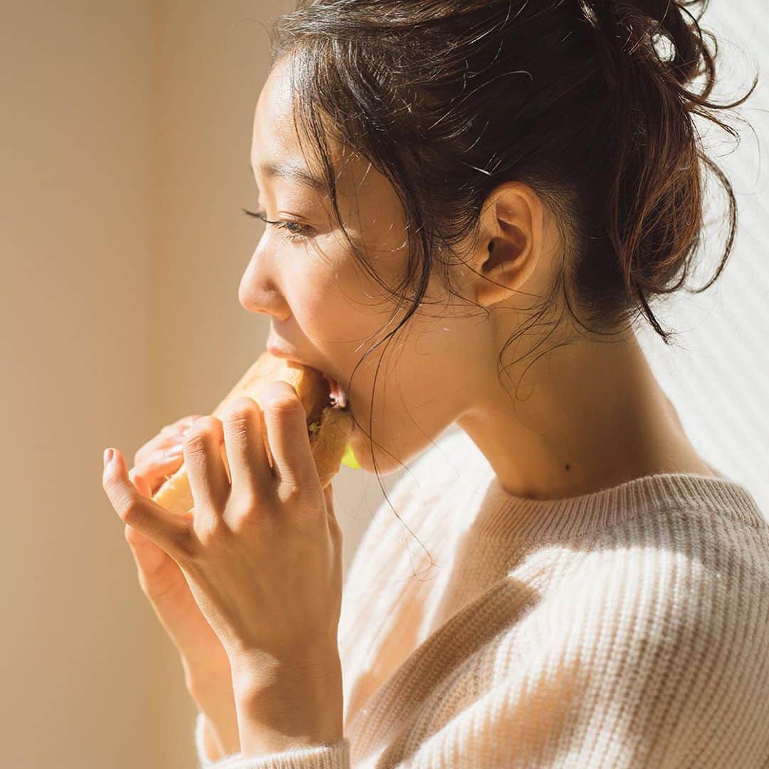 斎藤なりのインスタグラム：「サンドイッチとかハンバーガーが実は大好き✌︎」