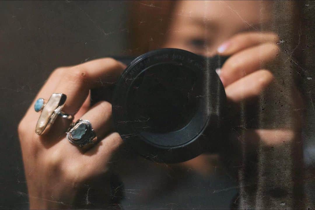 坂本朱里さんのインスタグラム写真 - (坂本朱里Instagram)「#💍﻿ 3の指に、ボテ取り損ねたカサブタ💉﻿ いつになったら指の名称覚えれるんやろう👻👻👻﻿ ﻿ ﻿ #ビジュマム」3月5日 23時08分 - ayari_shimi