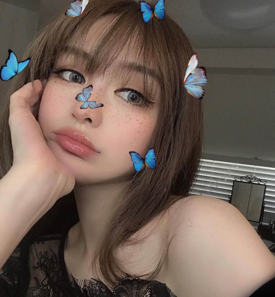 Grace Chowのインスタグラム：「用意念发张照片继续睡觉🦋」