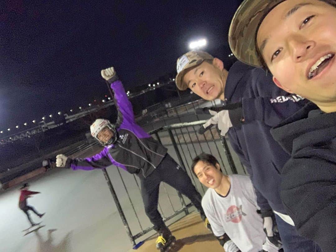 鈴木雅仁のインスタグラム：「• RedBull Ice Cross 新横浜練習会！ 4人での練習は刺激たっぷり、収穫たっぷりの時間でした。 普段、1人では分からない事も的確にアドバイスを貰えて本当に感謝です。  どんな環境でも、とにかく出来る限りのベストを尽くして練習あるのみ！！ 願わくば、ATSX1000に通用するくらい、大規模で速い速度域の練習場所がほしい！！！！！ Sponsors🙏 @tsukijikajuu @the.anko @yawataya.isogoro @byglandtech  @erbastella  @hayashifruits_official  @tomnoniwa  @hockeyshop_max ・ ・ ・ #redbullicecross #redbullアイスクロス　#レッドブルアイスクロス　#アイスクロス　#スケート　#アイスホッケー　#インラインスケート　#アグレッシブインライン　#エクストリーム　#スキー　#スノボー」