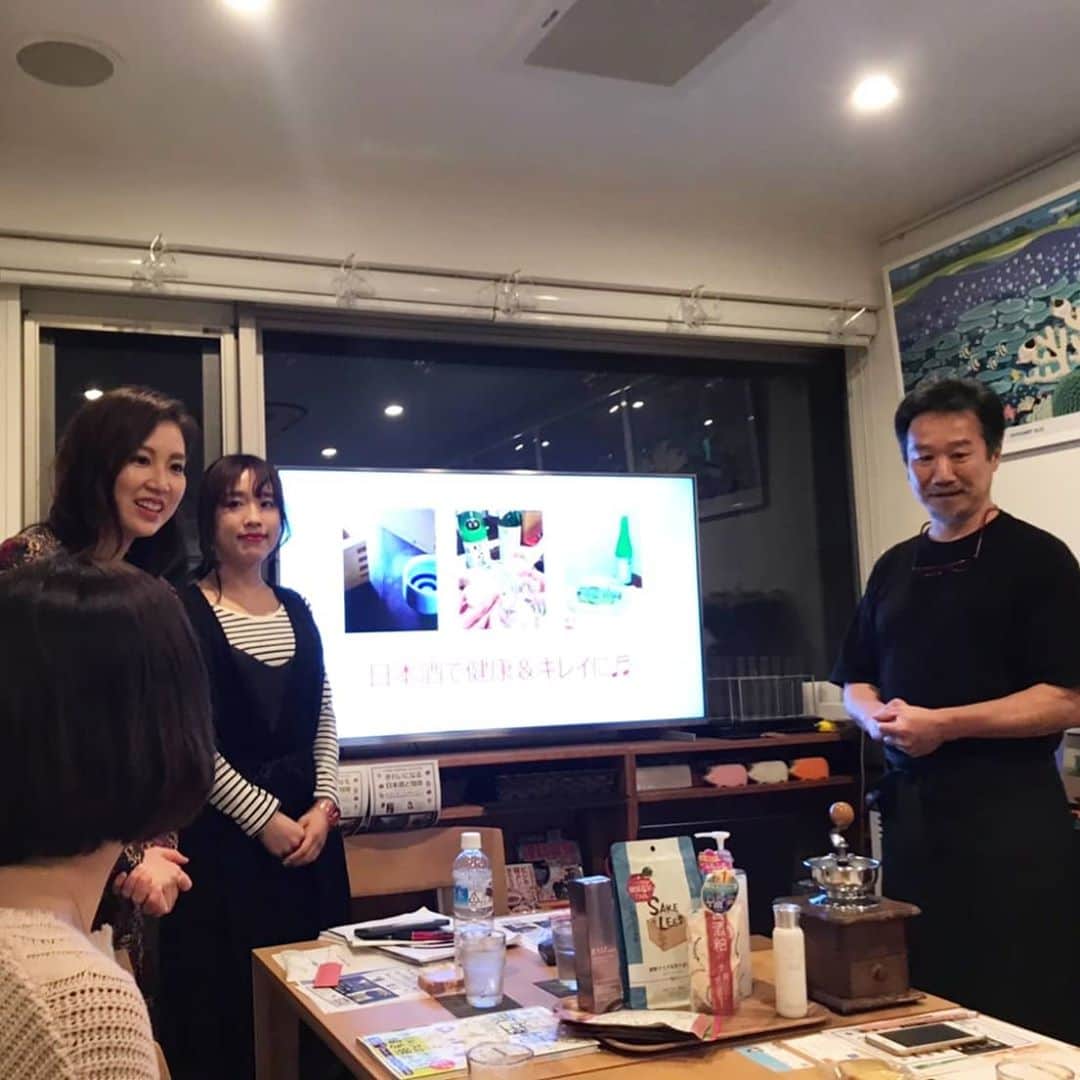 石川奈津紀さんのインスタグラム写真 - (石川奈津紀Instagram)「【日本酒と珈琲できれいになる会☕🍶】 少し前になりますが、 かなざわ珈琲さんにて開催しました。  10/1は珈琲の日でも、日本酒の日でもあったり💡 どちらも好みを知ることが大事だったり 知られざる美容成分が豊富だったり😍❤️ 共通点もたくさん！  珈琲については金澤さんに実演しながらお話していただき、 理系美容家かおり(@ringringkaoring )に、日本酒コスメについて話してもらいました！  わたしは日本酒の好みの知りかたについてや アミノ酸の健康美容効果 どんなおつまみを選べば太らないのか？ についてお話しました。  印象的だったのが太らないポイントについての反応！ 正直、筋トレやボディメイクをしている人にとって当たり前の 脂質や糖質の話が、 こんなに興味をもってもらえるとは！ …たしかにいまでこそ、PFC見てコンビニで買い物してるけど 前はわたしも「糖質低ければ🆗」みたいに勘違いしてたなあ😂😂😂 経験がすこしでも役にたっていたらうれしい！  日本酒×太らないおつまみの会 とか ダイエットごはんの会 とかやりたいなぁ✨✨✨ お酒も選ばせていただき、 地方でしか買えないめずらしいものから コンビニでかえるのにびっくりするほど安くておいしいものまで いろいろ楽しんでいただきました😊❤️ 庄内旅行で仕入れた渡會本店さんのお酒や 地元宮城で震災の津波被害から復活した佐々木酒造店のお酒も 飲んでもらえてうれしかったー💡 酒粕を使ったお料理もおいしかった😋🍴💕 金澤さん、ありがとうございました✨  そしてそしてなにより ごさんかのみなさま、本当にありがとうございました😍❤️ すてきなご縁ばかりで、 参加者のかたが交流してくださったのもうれしかったです。 コロナウイルスが一日もはやく収束して、またみんなで集まれますように😣✨✨ * #日本酒 #日本酒🍶 #日本酒好き #日本酒好きな人と繋がりたい #日本酒女子 #sakemake #japanesesake #ポン酒タグラム #佐々木酒造店 #渡會本店 #かなざわ珈琲 #日本酒ナビゲーター #唎酒師 #ごちそうさまでした」3月5日 23時34分 - natsukiishikawa1011