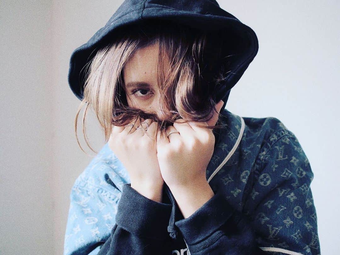 渡部幸也のインスタグラム：「2日間のヘアメイク業、楽しくお仕事させてもらいました✨  映像やスチール撮影や、たくさんのスタッフさん達とお仕事させてもらえて、本当に有難い限りです🙇 ありがとうございました‼️ 明日6日の金曜日〜8日の日曜日まではサロン勤務✂︎、9日と10日はサロン定休日、11日の水曜日からまた通常通りサロン勤務✂︎。 サロンのご予約もどしどしお待ちしてますので、皆様からのご連絡、お待ちしています🙇✨🙇 #ヘアスタイル #ヘア #髪型 #ヘアカタログ #ヘアセット #くせ毛風パーマ #透明感カラー #hair #恵比寿美容院 #代官山美容室 #代官山美容院 #美容学生 #中目黒美容師 #代官山美容師 #恵比寿美容師 #中目黒美容室 #中目黒美容院 #恵比寿美容室 #サロンモデル #中目黒ランチ #恵比寿ランチ #hpb_hair #中目黒 #代官山 #恵比寿 #渋谷 #ar_magazine #murua #emoda #americanvintage ✂︎【ELLA】中目黒  東京都目黒区中目黒1-3-5 目黒プリンスコーポ202  トレンドだけではなく、お客様１人１人の似合わせを重視したヘアスタイルを一緒に考えさせていただきます✂︎✂︎✂︎✂︎✂︎✂︎✂︎✂︎✂︎ 初めてお会いするお客様には最初の見た目は話しかけずらそうと言われますが、ご来店していただいてるお客様には実際会ってみると話しやすくと安心した言われ事がほとんどです😅 なのでご安心して、髪の毛のご相談ください✨  ネット予約がいっぱいの時はお手数おかけしますが、お電話でのお問い合わせをお願い致します🙇 03-6452-2150  皆様からのご予約、お待ちしています😊」