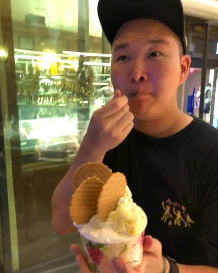 草野大成のインスタグラム：「. . 🇮🇹に行って🍨をたらふく食べてやりたい。 . . . #italy #gelato #旅 #痩せてる #ループ地獄 . . 何回も何回も行ったお店の店員さんがありがたい事にサービスで山盛りにしてくれたけど世界共通なんだろうね。こいつならたくさん食べるだろってのは。 #痩せさせてください」