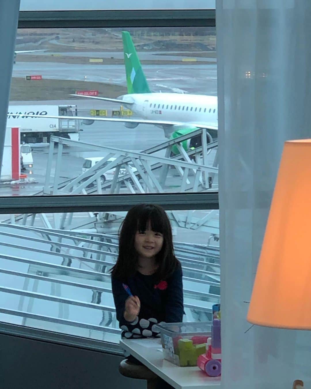 中岡由佳さんのインスタグラム写真 - (中岡由佳Instagram)「フィンランド・ヘルシンキ着。次のフライトまでラウンジで休憩。キッズスペースでお絵描きをしたMina。よく描けたね〜と思ったら裏の絵をなぞっていた。笑 ヘルシンキ・ヴァンダー国際空港は心地よさを感じる。 #helsinkivantaaairport」3月5日 23時42分 - yuka_nakaoka