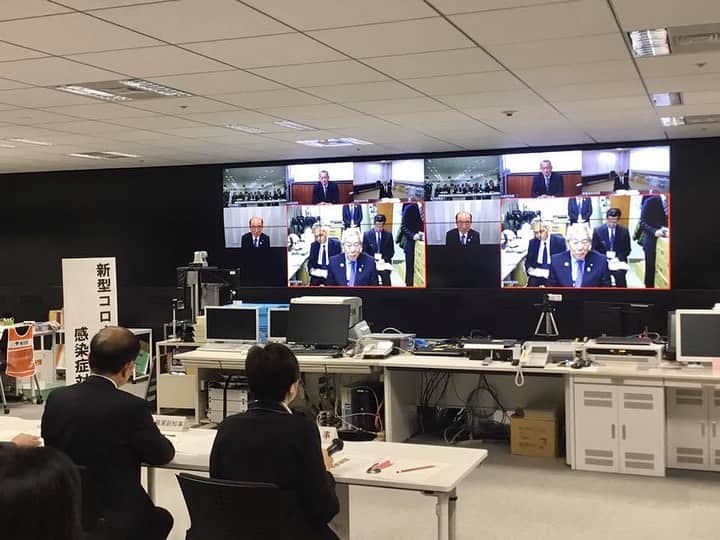 のインスタグラム：「今日は相次いでテレカンを行った。午前中はコロナウイルス対策について、奥多摩町や八丈町など町村会からの要望を伺う。午後には経済同友会の桜田代表幹事にテレワークなどスムーズビズへのさらなるご協力を要請。都のビッグデータで時差通勤の効果についてもお知らせできた。」