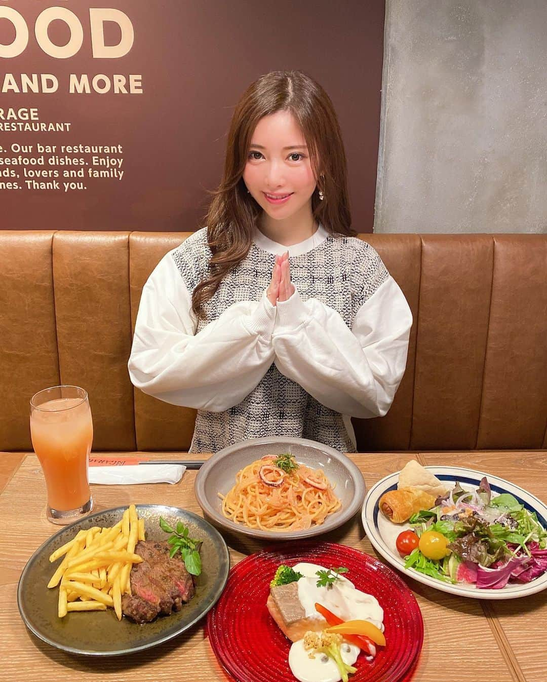 さわいえりさんのインスタグラム写真 - (さわいえりInstagram)「#ランチ に行って来たよ💕  クリスタ長堀に 2/28にOpenしたばかりの#肉garage さんへ🍴  名前の通りお肉料理がたくさんあるんだけど、 ランチは色んなお野菜が充実したサラダバーがあるの♩ お野菜もパンもたくさん食べれますッ😋 野菜好きだから、こうゆうの嬉しい！  今回は、ランチメニューから お肉＊お魚＊日替わりパスタをチョイス♫ どれもボリューミーで美味しいの✨  デザートもアイスみたいな不思議な食感💓 お洒落でとっても美味しかったです。 ・ ・ ・ ・ ・ ・ ・ ・ ・ ・ ・ ・ ・ ・ #グルメ#ランチ#ディナー#大阪グルメ#クリスタ長堀#サラダ#お肉#食べスタグラム#グルメ女子#グルメ好きな人と繋がりたい#ファッション#お洒落#美容#美容好きな人と繋がりたい#モデル#撮影モデル#インフルエンサー#依頼募集中#フォロワー募集中#食べるの好きな人と繋がりたい」3月5日 23時49分 - beauty_eri7