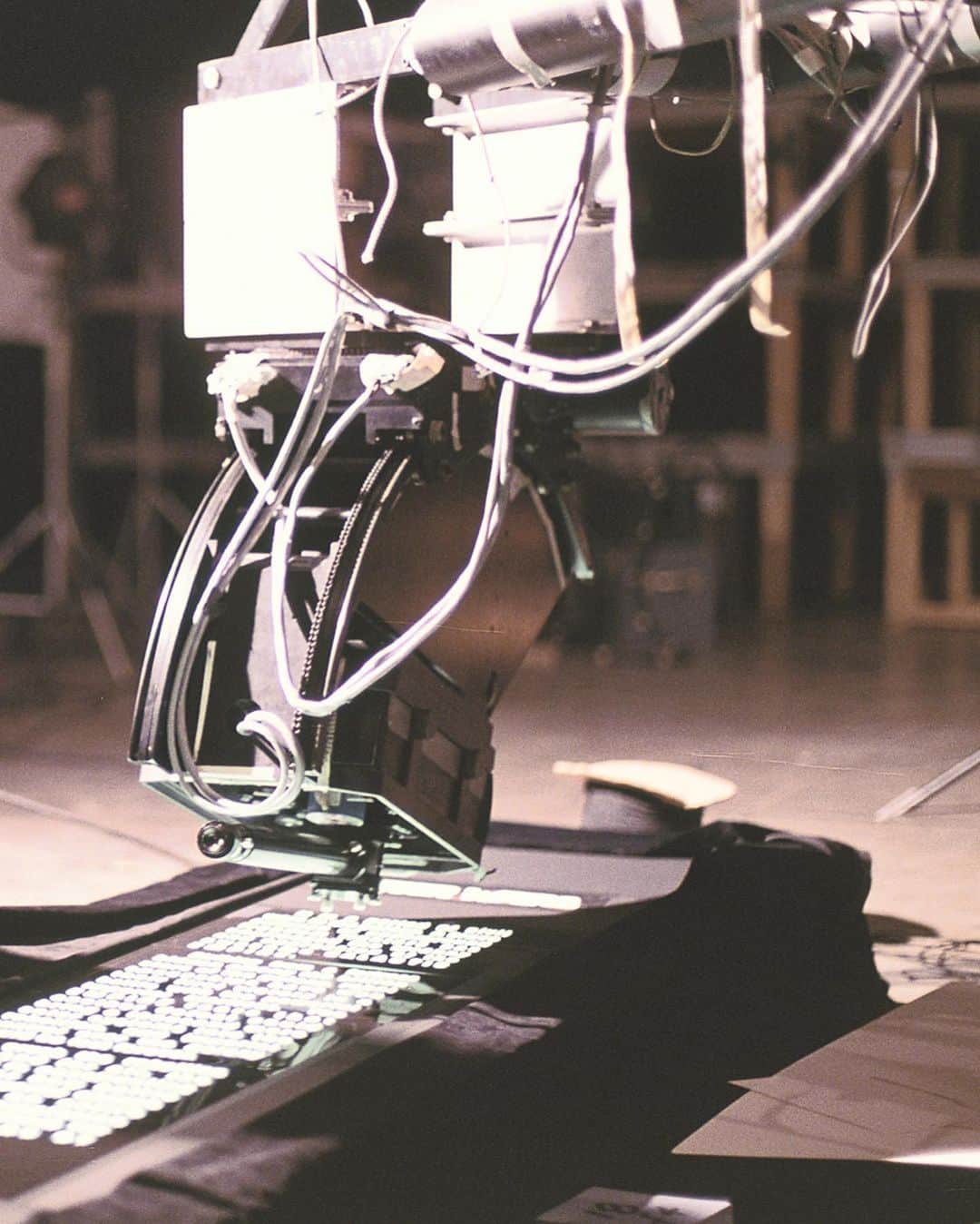 スター・ウォーズさんのインスタグラム写真 - (スター・ウォーズInstagram)「Swipe ➡️: Former @ILMVFX Supervisor Richard Edlund prepares to test out shooting the third draft of #ANewHope’s iconic opening crawl in the studio. #TBT」3月5日 23時58分 - starwars