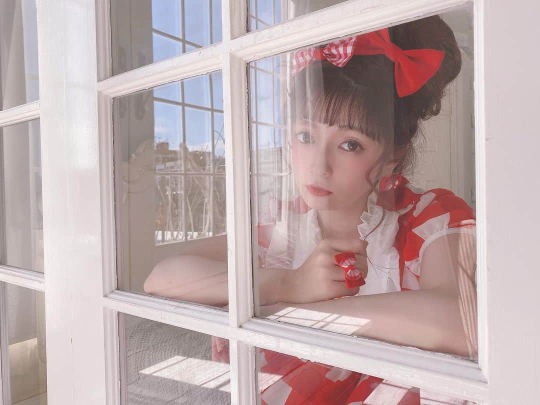 青木美沙子さんのインスタグラム写真 - (青木美沙子Instagram)「窓越し💓」3月5日 23時53分 - misakoaoki