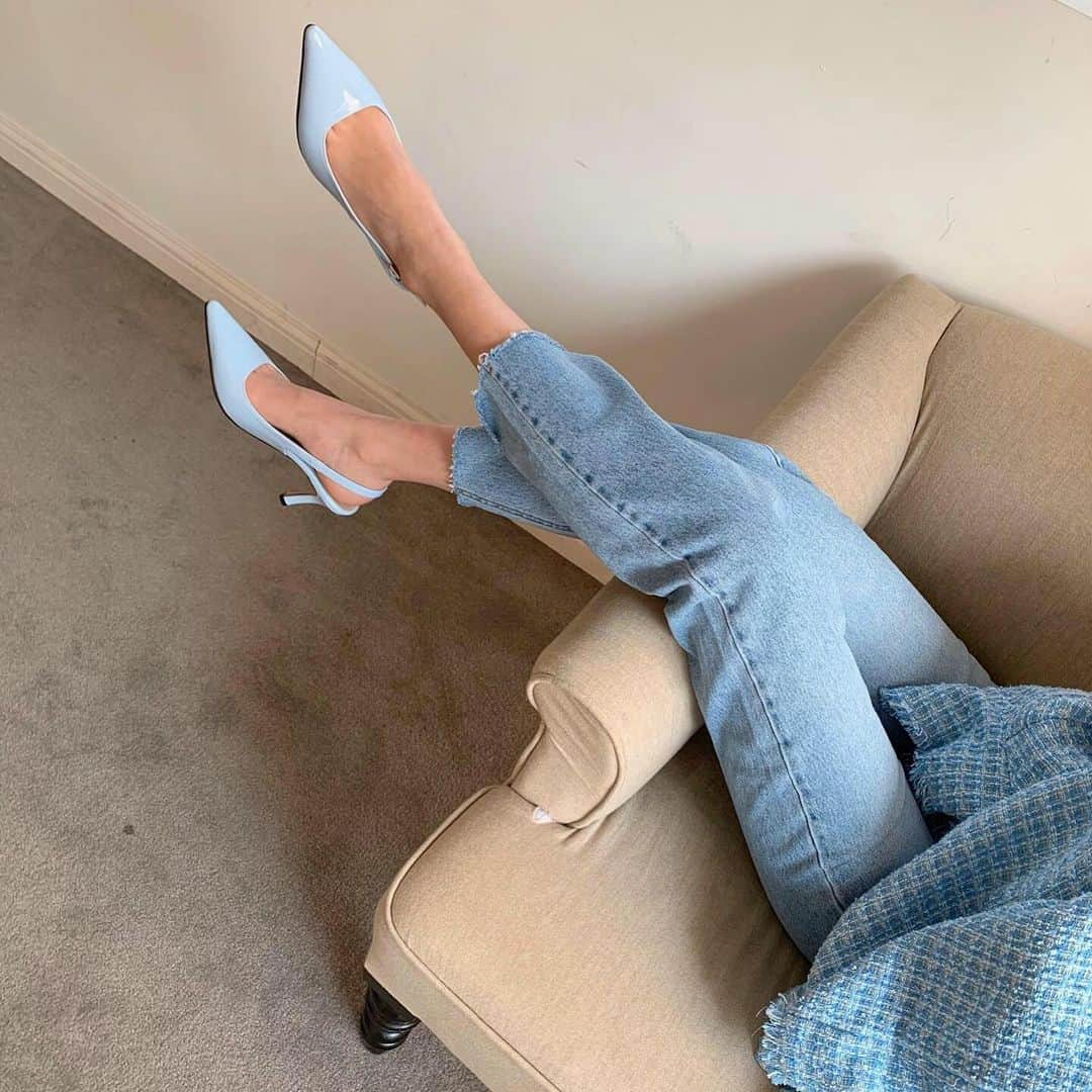 カン・ヘヨンさんのインスタグラム写真 - (カン・ヘヨンInstagram)「8𝒸𝓂 👠 높은 굽 착용 사진들 먼저 올려볼게요  5센치 8센치 두가지 버전입니다😊_ 자체제작 #슬링백 #에나멜 7컬러 다양한 사이즈:)) 미리미리 구경하고 골라보세요💕 _ 제작 슬링백 리뷰는 사이트에 “제작 카테고리”에서 확인하실수 있어요 80% 이상 고객님들께서 편하다고 칭찬을... 버전4까지 출시됐으면 이제 편한건 입아프죠. 매번 같은 말이지만요, 힐이어서 모든 발에 맞을수는 없지만 시중의 힐에 비해 정말 편한건 확실해요  잘 맞으시는 분들은 요거 신고 남산도 등산하시고...ㅋㅋㅋㅋ열몇시간 해외여행에서 걸어다니시고 저조차도 신기했어요  다른 힐들은 입구에서부터 전 막히더라구요 걷는거조차 힘들구👋🏽 제작 신발만 기다려주시는 고객님들이 많아요👍🏼 _ _ (라벨은 공장에서 잘못 내어줘서 공장 라벨로🤦🏻‍♀️ 라벨때문에 재샘플보면 시간 아까워서 그냥 찍었어용. 라벨 무시!!)」3月5日 23時56分 - mangdoo_noona