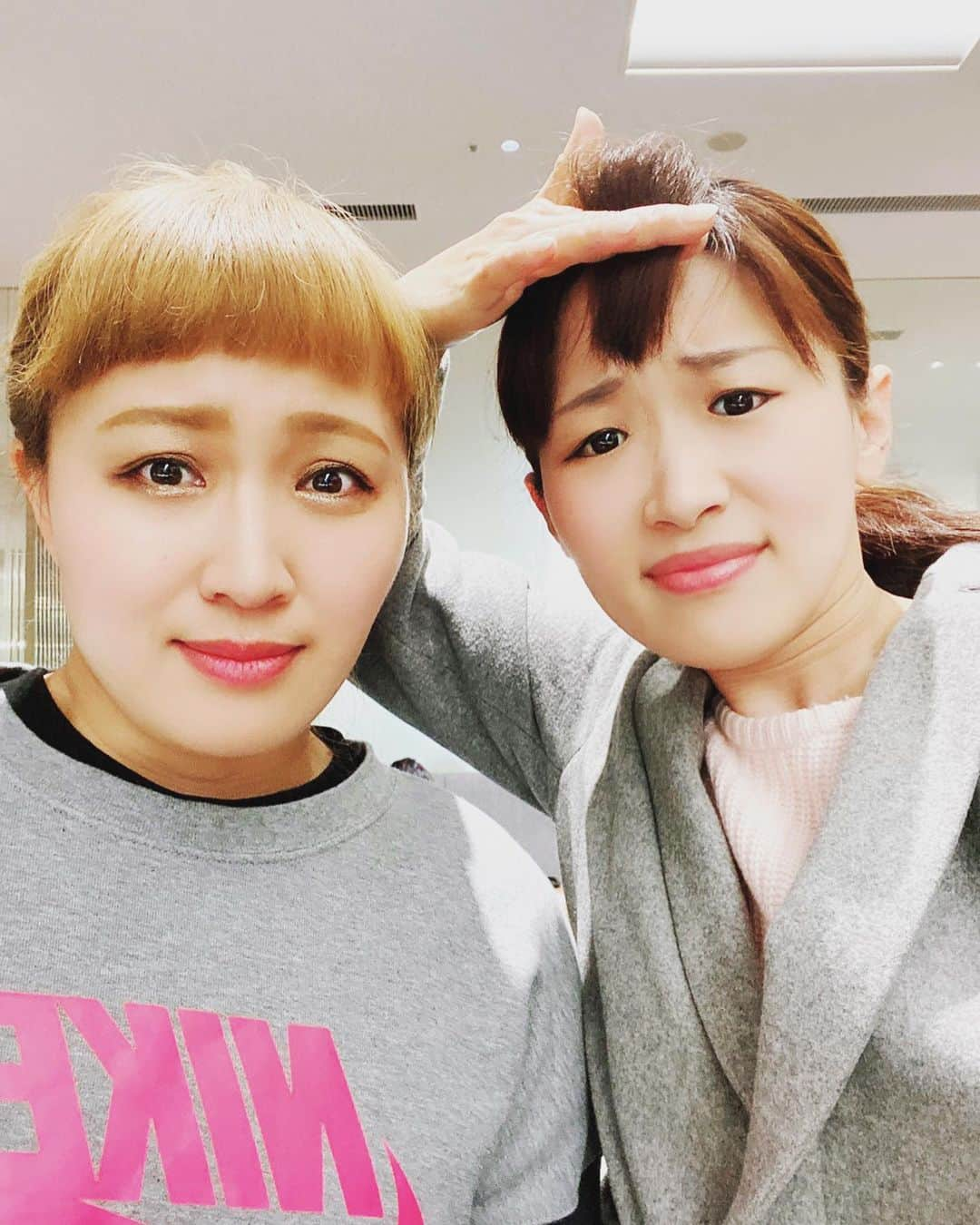 丸山桂里奈さんのインスタグラム写真 - (丸山桂里奈Instagram)「ただいまー 今日は朝から晩まで脳みそ減りました笑笑🧠収録の合間に、沙羅ちゃんと打ち合わせでした〜 やっぱり似てる？！笑笑 ただ、沙羅ちゃんはやはり綾瀬さん寄りだよね👍肌も毛穴がピチピチ、つるつるんでした。同じ年🙄🤲♨️ ロケ、楽しみだよー🤤  #打ち合わせ #沙羅ちゃん #綾瀬はるかさんモノマネ #なんと私のモノマネもしてくれます #今度一緒にロケ #楽しみ #ためーず #ホリプロ #事務所っコ #明日も良き日に #今日は朝から夜まで走りきりました #明日も自分らしく #いい意味で #インスタバエ」3月6日 0時08分 - karinamaruyama