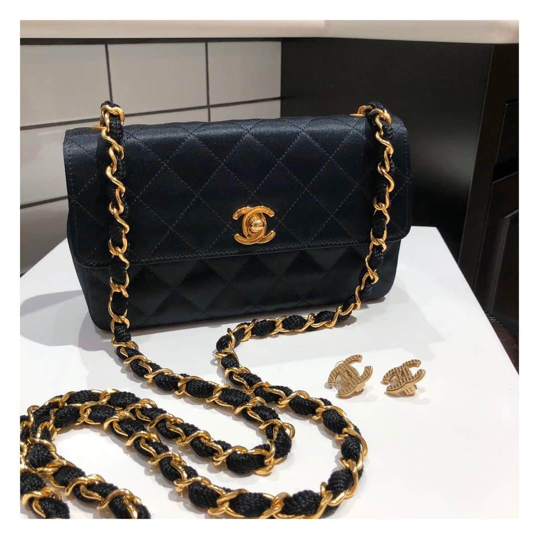 のインスタグラム：「-hirob名古屋タカシマヤゲートタワーモール店-﻿ ﻿ ﻿ vintage chanel bag ﻿ ¥180,000＋tax﻿ ﻿ ﻿ 他にも様々なデザインでご用意しております。 ﻿ お問い合わせ先﻿ tel:052-589-8937﻿ ﻿ ﻿ #hirob﻿ #hirobnagoyatgm﻿ #baycrews﻿ #cartier ﻿ #vintage﻿ #hermes ﻿ #chanel  #vintageTiffany﻿ #watch﻿ #omega﻿ #Tiffany﻿ #iwc﻿ #cartier﻿ #rolex﻿ #morellato #cassis #ヒロブ﻿ #ヒロブナゴヤティージーエム﻿ #ベイクルーズ﻿ #カルティエ﻿ #ヴィンテージ﻿ #エルメス﻿ #ヴィンテージティファニー﻿ #ウォッチ﻿ #オメガ﻿ #ティファニー﻿ #カルティエ﻿ #ロレックス﻿ #モレラート #カシス ﻿ ﻿ #卡地亚﻿ #에르메스」