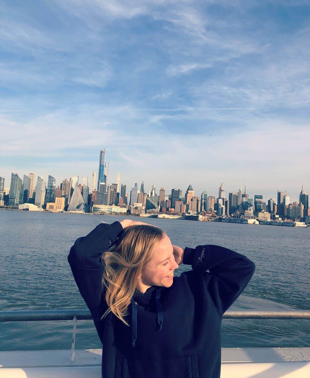 ユリア・シェチニンのインスタグラム：「Dreams come true 🗽♥️ • Visiting New York ✅ • #newyork #travel #thebigapple #america #newyorkcity #happy #dream • 📸 by @lanapetranovic 💕」