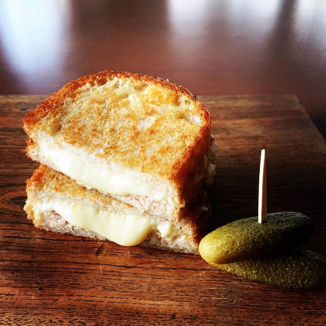 志摩有子さんのインスタグラム写真 - (志摩有子Instagram)「おはようございます。いよいよ本日より新刊本「arikoのパン」が発売されます。 嬉しくて今朝はやっぱりパン。我が家からも近いレブレッソの食パンでツナチーズメルト。いつものようにフライパンにバターを溶かして両面カリッと香ばしく焼く。もちろんこちらのレシピも紹介しています。 また、レブレッソ武蔵小山さんのご好意で20冊、お店に置いて頂けることに。美味しいパンと一緒にいかがでしょう。たくさんの方のお手元に届きますように。どうぞよろしくお願いいたします。 #arikoのパン #春のパン祭り #レブレッソ武蔵小山」3月6日 9時39分 - ariko418
