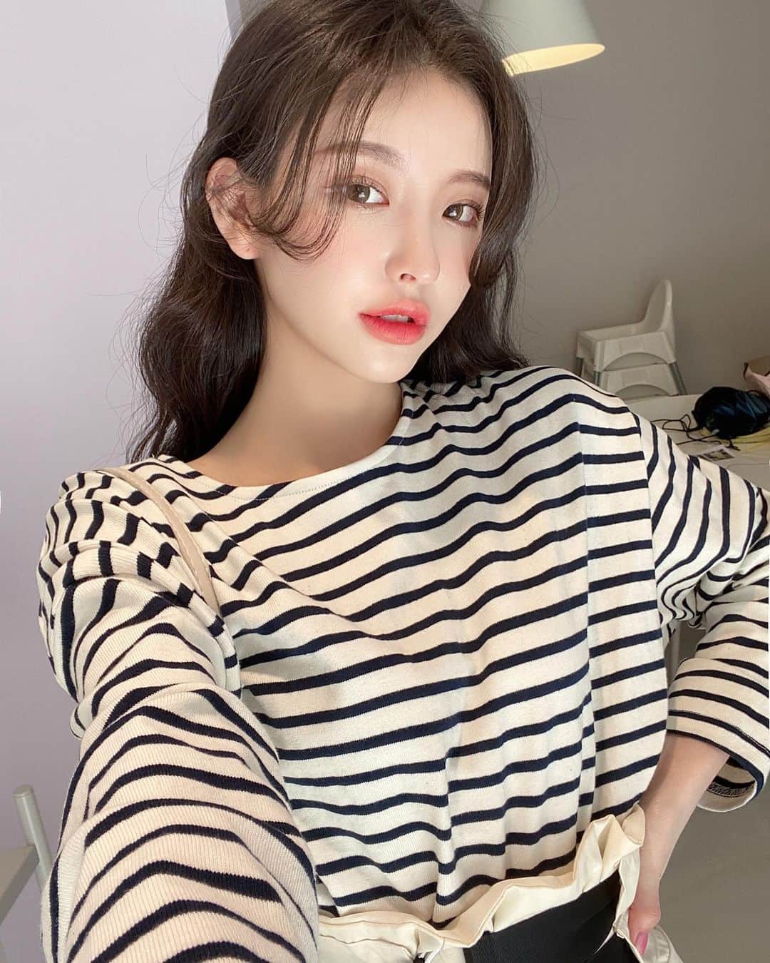 Chuuのインスタグラム：「언제 어디서나 데일리하게 입기 좋은 스트라이프 티셔츠! 너어무 예뻐버륀 신상들이 매일매일 업뎃중이니 츄사이트로 고고해요🤭✨」