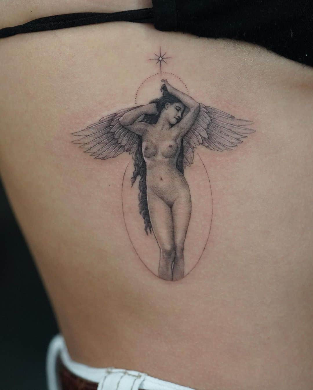 ヴァネッサ・ハジェンズさんのインスタグラム写真 - (ヴァネッサ・ハジェンズInstagram)「Divine feminine angel 🔮❤️ not me.... my tat. But you can call me that,  if you want to 😉 #thirstythursday @drag_ink」3月6日 9時48分 - vanessahudgens