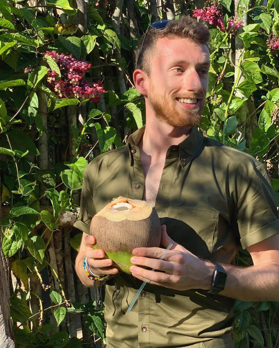 アレックス・ガメリンのインスタグラム：「Going coco-nuts #sorryihadto #punny Also don't judge my sunburn • • • #belize #wanderlust #travel #vacation」