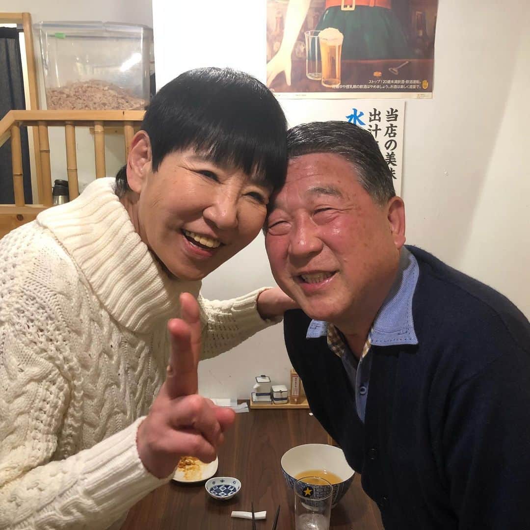 和田アキ子さんのインスタグラム写真 - (和田アキ子Instagram)「今週日曜日は、 テレビ朝日「路線バスで寄り道の旅」の放送です😊 徳さんと、りっちゃんと楽しい旅でした😊😊 が、、、 徳さん、、 自分勝手に色々行き過ぎですよ、、 私は台本ちゃんと読んで行ってるのに、全く予定通りには行きませんでした笑笑😊😊それがこの番組のいい所ですね😊😊 写真はその後飲みに行った時の写真😊😊 #ako50th #路線バスで寄り道の旅 #徳光和夫 #田中律子 ##doclasse_style」3月6日 9時51分 - ako50th