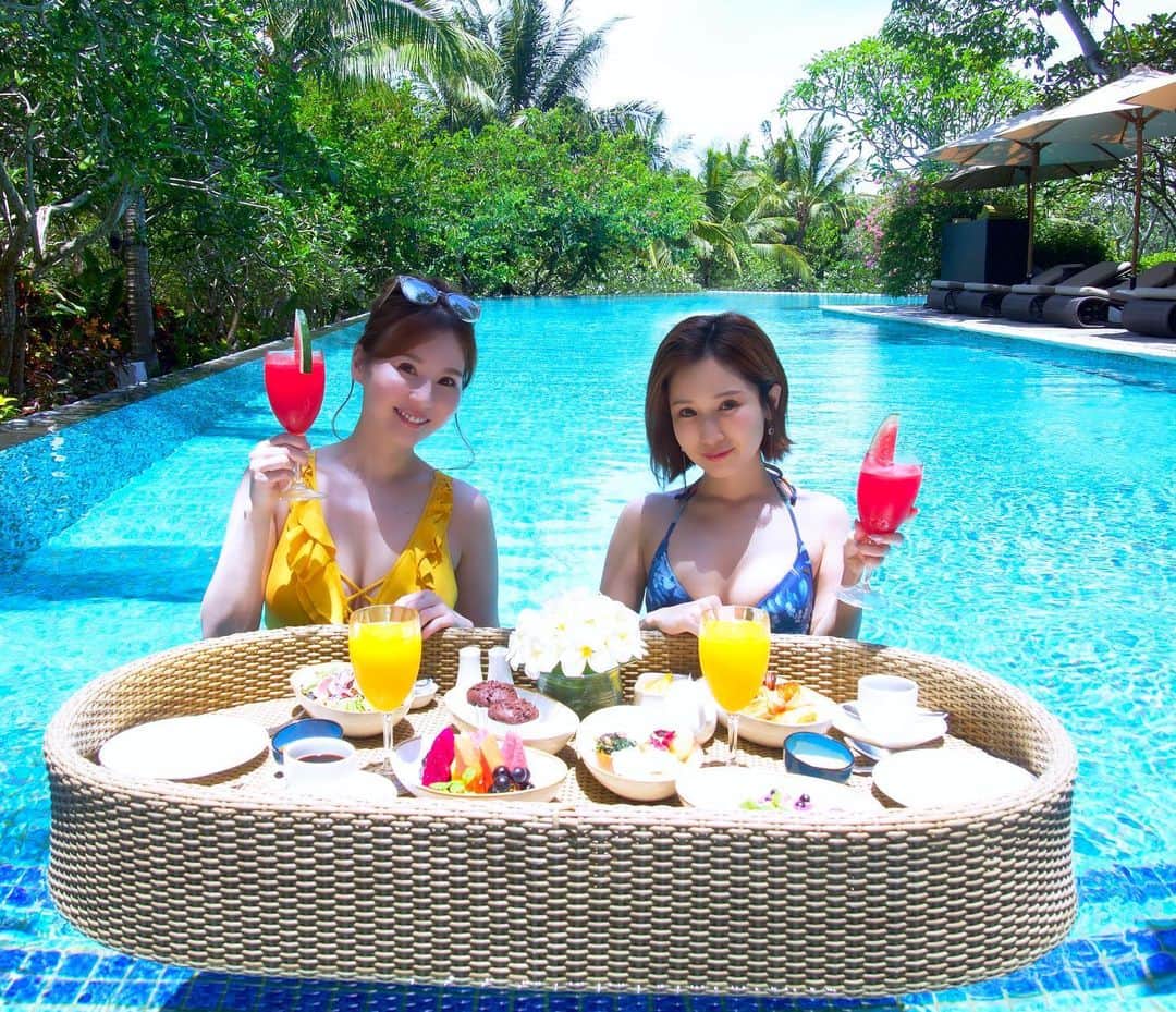 辰巳ゆいのインスタグラム：「こじさんとBaliへ💛 初旅行♪ 楽しすぎてあっという間でしたー🥺  Baliの写真いっぱい撮ったから❤️ ちょっとずつ乗せてくね♪  インスタグラマーっぽいのいっぱい撮ってきた🤣  #フローティングブレックファースト #フローティングランチ #プール #かわいい #バリ #Bali #アヤナリゾート」