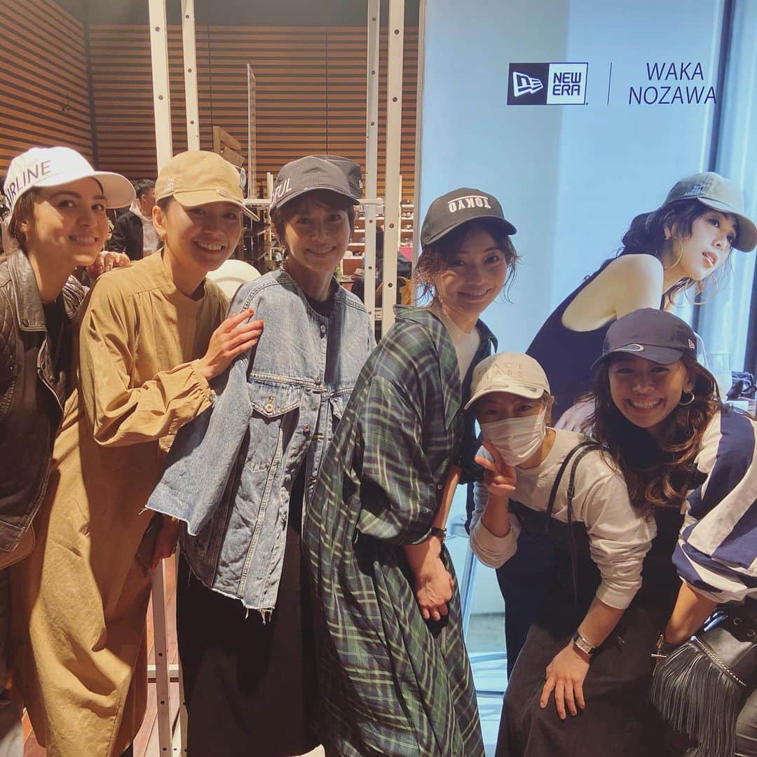 畑野ひろ子のインスタグラム：「@newerajapan × @wakanozawa コラボキャップの新商品。 ショートにしてから、キャップが必需品😆 防水のキャップや、コーデュロイの赤茶カラーをチェックしてきました。」
