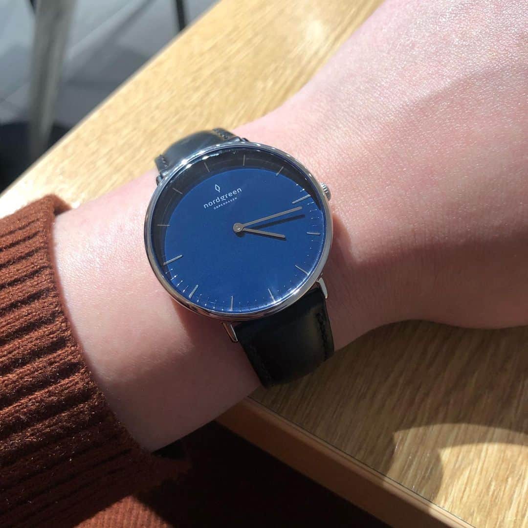 下平夏奈さんのインスタグラム写真 - (下平夏奈Instagram)「打ち合わせやお仕事柄 毎日身につけている時計は 私の必需品♩  服をコーディネートした後 "今日はこの気分かな？" と鏡ごしに時計も合わせています！  今日はこちらの ノードグリーンの時計にしたよ♩ @nordgreenofficial_japan : : デンマーク人の " お互いを助け合う " という心から生まれた社会貢献が コンセプトとなった腕時計♩  私は時計をつけると バチっと！ やる気と集中力がアップするので これからも大切に使い続けていきます☆  15%オフ クーポンコード→KANAMON 有効期限は3/31まで✨ ↓こちらのリンク専用です。 https://nordgreen.jp/?utm_source=kana0412.sss&utm_medium=referral : : ご購入される方は ぜひクーポンコードを使って お得にゲットしてね‼︎ : : #watch #ootdfashion  #nordgreen #ノードグリーン #時計 #ファッション #小物 #アイテム #必需品 #ミニマム  #シンプル #シンプルな暮らし  #社会貢献 #地方創生 #プロジェクト  #デンマーク #日本 #スポーツ #volleyball  #photography #photographer  #movie #media #sports #yoga #gym #fitness #stretch #power」3月6日 10時21分 - kana0412.sss