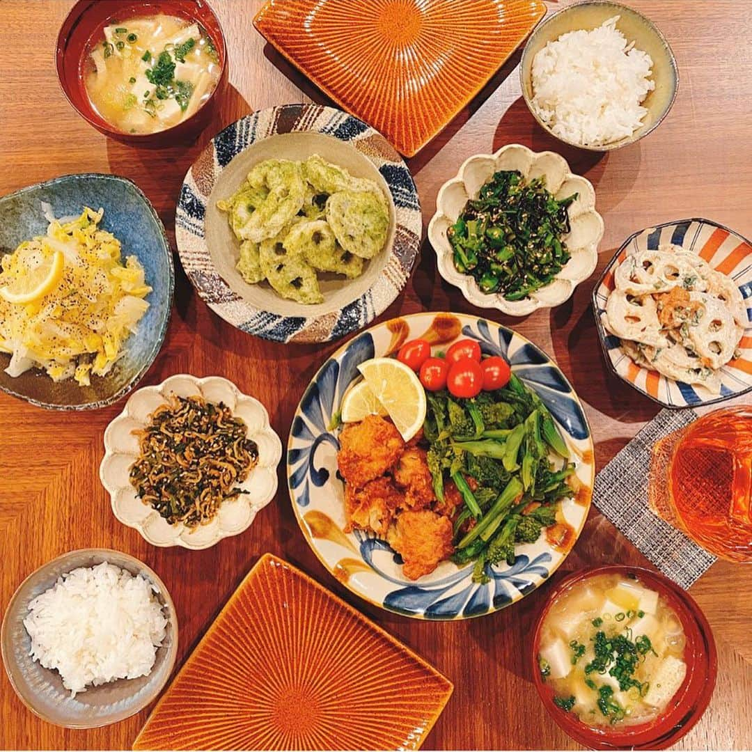 磯部奈央さんのインスタグラム写真 - (磯部奈央Instagram)「おうちごはん🍚 . 娘が産まれてから、おうちごはんを撮影する余裕がなくなり、久しぶりのおうちごはん投稿です😅 . この日は、安くなってた蓮根を大量に購入したため、蓮根メニュー多めです🤭笑 . バッタバタの中でも助けられているのは、PREMIUM WATER @premium_water のウォーターサーバーの存在👏🏻 . お鍋に、直接お湯を注げるから時短になるし、何よりお味噌汁も白米も、美味しく仕上がる気がしてます😳✨ . やっぱりお水って大切だなぁと実感😌 . . . . #おうちごはん #主婦 #主婦ごはん #なおの食卓 #おいしい水 #ウォーターサーバー #ウォーターサーバーのある生活 #水 #白湯 #PREMIUMWATER #プレミアムウォーター #赤ちゃんのいる暮らし #赤ちゃん  #天然水 #水のある暮らし #暮らしを楽しむ#子育て #子育てママ #ママ応援 #育児ママ #子供のいる暮らし #子どもと暮らす #ママさんと繋がりたい #pr」3月6日 10時36分 - nao_isobe729