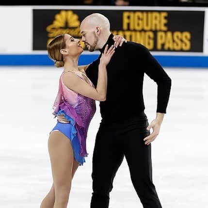 タラ・ケインのインスタグラム：「I was really out there having a moment and not a single one of you bothered to let me know my butt was showing? Oh, okay sis.  PC: Robin Ritoss」