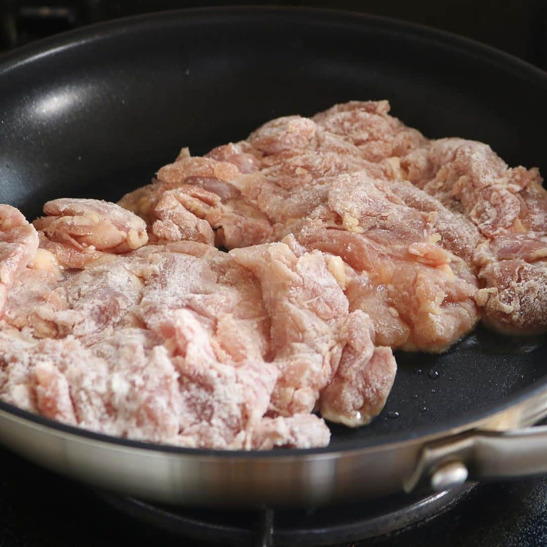 メシ通さんのインスタグラム写真 - (メシ通Instagram)「岡山ではおなじみ、豚肉を蒲焼にした『豚かば』🐖 そちらからヒントを得て、今回は鶏肉を蒲焼にしてみました。🐓 ご飯にのせたら『鶏かば丼』。 豚かば丼ならぬ鶏かば丼で、節約しながらハッピーになるのだ！ https://www.hotpepper.jp/mesitsu/entry/homarecipe/20-00003  #mesitsu #メシ通 #グルメ #蒲焼 #蒲焼き #鶏もも #鶏肉 #かば焼 #かば焼き #甘辛い #甘じょっぱい #甘しょっぱい #簡単 #ホマレ姉さん #岡山 #saltysweet #spitchcock #chicken #kabayaki #easy #delicious #recipe #okayama #homarecipes」3月6日 10時35分 - mesitsu