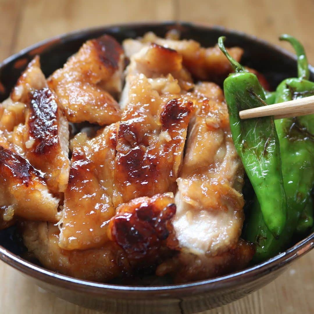 メシ通さんのインスタグラム写真 - (メシ通Instagram)「岡山ではおなじみ、豚肉を蒲焼にした『豚かば』🐖 そちらからヒントを得て、今回は鶏肉を蒲焼にしてみました。🐓 ご飯にのせたら『鶏かば丼』。 豚かば丼ならぬ鶏かば丼で、節約しながらハッピーになるのだ！ https://www.hotpepper.jp/mesitsu/entry/homarecipe/20-00003  #mesitsu #メシ通 #グルメ #蒲焼 #蒲焼き #鶏もも #鶏肉 #かば焼 #かば焼き #甘辛い #甘じょっぱい #甘しょっぱい #簡単 #ホマレ姉さん #岡山 #saltysweet #spitchcock #chicken #kabayaki #easy #delicious #recipe #okayama #homarecipes」3月6日 10時35分 - mesitsu