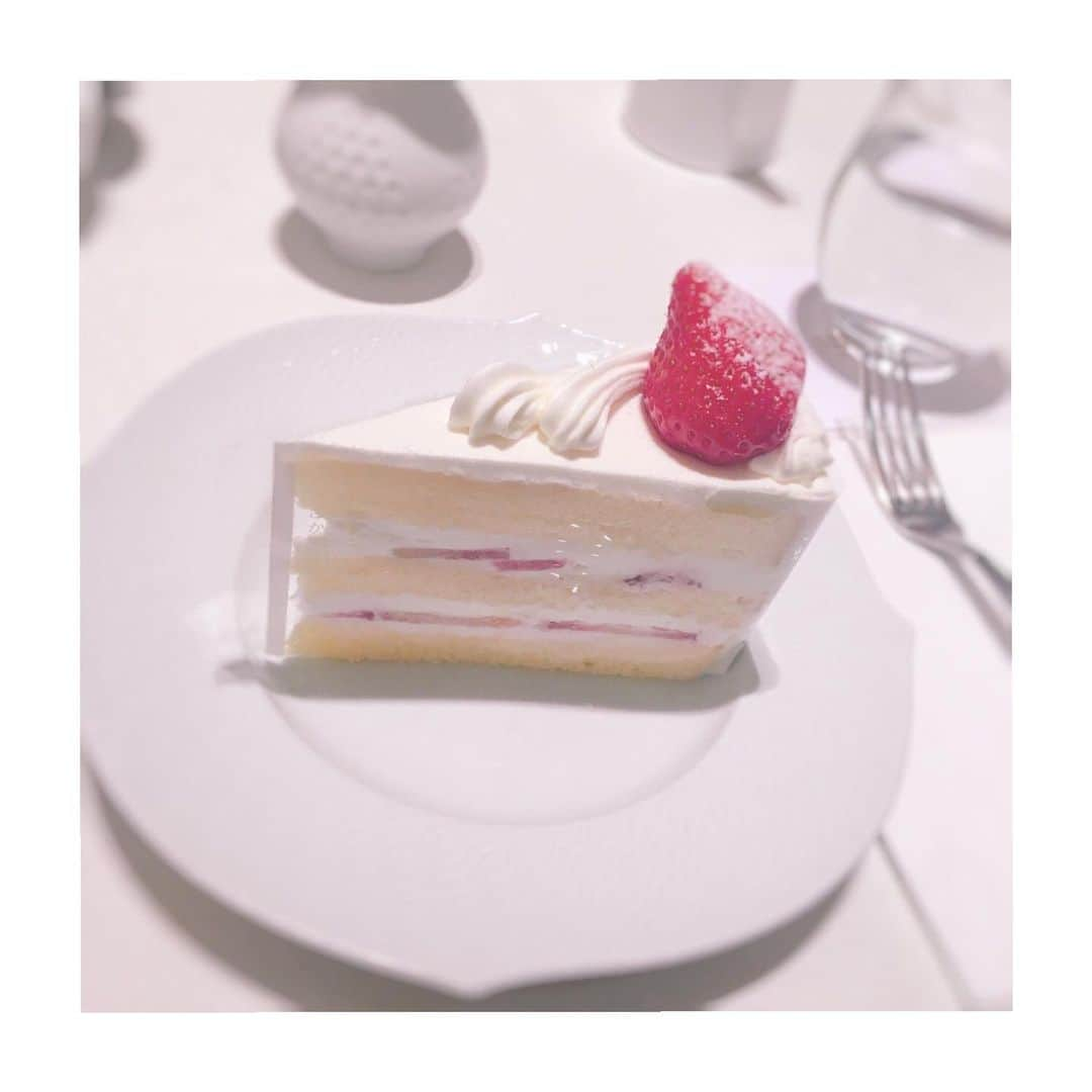 菜那くららさんのインスタグラム写真 - (菜那くららInstagram)「＊﻿ 大阪でマイセンカフェに行きました🍰💓﻿ お皿やカップが可愛いくて☕️✨✨﻿ ﻿ 苺の美味しい季節ですね🍓🍓🍓﻿ ﻿ #阪急百貨店﻿ #マイセンカフェ ﻿ #ショートケーキ #🍰 ﻿ #苺 #🍓🍓🍓」3月6日 10時44分 - nana_kurara