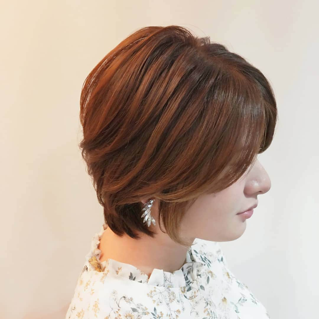 IMAGINE-hairさんのインスタグラム写真 - (IMAGINE-hairInstagram)「. 【お客様スタイル】 ストカールショートスタイルです！ ストカール＝ストレートパーマ&デジタルパーマ！！ 中間のクセをナチュラルに伸ばしてペタッてならずにツヤ出して、毛先は柔らかいツヤのあるカールを！ 酸性の薬剤を使用していて、ダメージなくツヤツヤふんわりスタイルに！！ . 担当⇒梅田店秋山 @imagine_akiyama . . IMAGINEは、こんな方におすすめのヘアサロンです ❁トップをふんわりさせたい方 ❁つむじ割れが気になる方 ❁毎日のスタイリングを楽に決まるようにしたい方 ❁パサつき、ぺたんこ、うねり、頭皮トラブルなど大人女性のお悩みを持たれてる方 ❁小顔、小頭にしたい方 . . . IMAGINEでは、、、 ・髪の毛、頭皮の様々なお悩みを解消します。 ・パサつき、ぺたんこ、うねり、細毛、抜け毛など大人女性のお悩みもお任せ下さい。 ・日本で唯一のパーマでぺたんこ、つむじ割れを解消します。 ・毎日のスタイリングが楽になるように傷めずまとまり長持ちするヘアスタイルを提供します。 ・顔、頭の黄金比(美しく見えるバランス)をベースに小顔、小頭のヘアスタイルにします。 . . 【アクセス】大阪市北区茶屋町1-52コモド梅田ビル2F  各線梅田駅JR大阪駅から新御堂筋へ(東へ)向かって徒歩5～15分。 新御堂筋沿いのCOMODO梅田ビルの2Fです。目印はすき家の上です。 . . 詳しくはホームページをご覧ください www.imagine-hair.com . . 【定休日】毎週月曜日、第2,3火曜日 【受付時間】 【火-土】10：00～18：30　※木曜日は午前中レッスンのため12：00より営業 【日・祝】10：00～18：00 . . ご予約や気になる方、メニューなどのご相談は お電話（06-6292-8008）からお気軽にご連絡下さい❁¨̮ . . #ショート#ショートスタイル#ボブ#ボブスタイル#パーマ#ストカール#デジタルパーマ#でじパ#ストレートパーマ#メンズパーマ#ふんわり#艶#30代ヘアスタイル#40代ヘアスタイル#50代ヘアスタイル#小顔#小頭#トップふんわり#ヘッドスパ#梅田美容室#大阪美容室#大阪美容院#梅田美容院#大阪茶屋町#大阪工業大学#関西大学#だかパ#梅田#茶屋町」3月6日 10時51分 - imagine.365.359