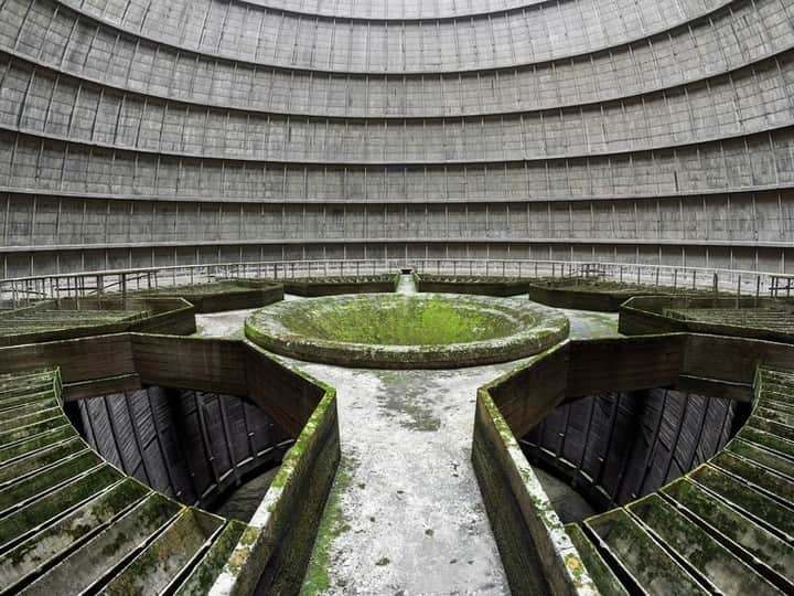 Abandoned Placesさんのインスタグラム写真 - (Abandoned PlacesInstagram)「Power Plant IM, Charleroi, Belgium Originally built in 1921, the Power Plant IM used to be one of the largest coal burning power plants in Belgium—its massive cooling tower (pictured) was able to cool down 480,000 gallons of water per minute in its heyday. But with great power comes great pollution, and this particular plant was responsible for 10 percent of the total carbon dioxide emissions in the entire country. Greenpeace protested, and the site was shut down in 2007. And while they may no longer provide any electricity, the abandoned towers still provide plenty of eerily beautiful vistas.」3月6日 2時01分 - itsabandoned