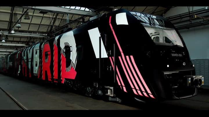 3M（スリーエム）のインスタグラム：「60 hours. 3 rail cars. 1 amazing #3Mwrap train. Eye-catching in the light and dark, this train in Poland uses 3M™ Envision™ Print Wrap Film 480mC & 3M™ Scotchlite™ Print Wrap Film 780mC-10R films. #3Mreflective #3MFilms @3Mfilms #train #trainspotting」