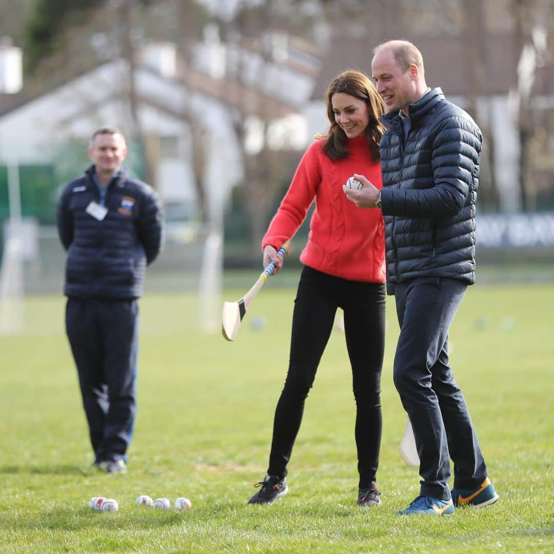 ウィリアム（ケンブリッジ公）さんのインスタグラム写真 - (ウィリアム（ケンブリッジ公）Instagram)「Having a go at Hurling @skgaa in Galway 🥅 take a look at our Story to see how The Duke and Duchess got on!  The @officialGAA has over 2,200 clubs in all 32 counties of Ireland.  Every summer, the inter-county All-Ireland Championships in hurling and football capture the attention of the Irish public and around 1.5 million people attend the GAA Championships from May to September.  #RoyalVisitIreland」3月6日 2時02分 - princeandprincessofwales