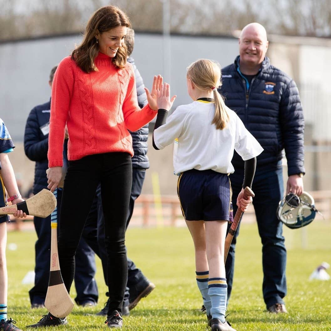 ウィリアム（ケンブリッジ公）さんのインスタグラム写真 - (ウィリアム（ケンブリッジ公）Instagram)「Having a go at Hurling @skgaa in Galway 🥅 take a look at our Story to see how The Duke and Duchess got on!  The @officialGAA has over 2,200 clubs in all 32 counties of Ireland.  Every summer, the inter-county All-Ireland Championships in hurling and football capture the attention of the Irish public and around 1.5 million people attend the GAA Championships from May to September.  #RoyalVisitIreland」3月6日 2時02分 - princeandprincessofwales