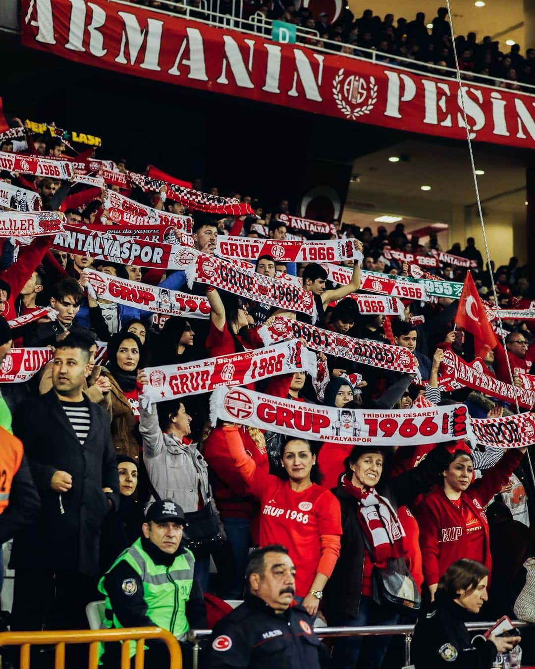 ルーカス・ポドルスキさんのインスタグラム写真 - (ルーカス・ポドルスキInstagram)「FANS 👌🏻🇹🇷 #support #thanks #poldi @antalyaspor 🦂💪🏻 📸 @kazimgunyar」3月6日 2時12分 - lukaspodolski