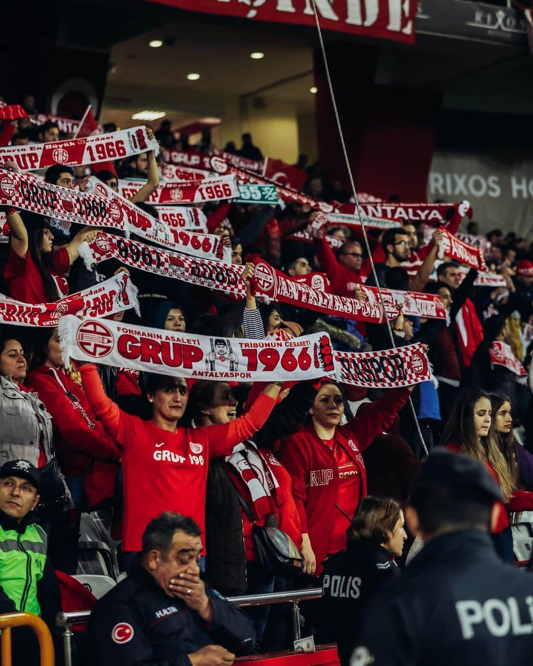 ルーカス・ポドルスキさんのインスタグラム写真 - (ルーカス・ポドルスキInstagram)「FANS 👌🏻🇹🇷 #support #thanks #poldi @antalyaspor 🦂💪🏻 📸 @kazimgunyar」3月6日 2時12分 - lukaspodolski