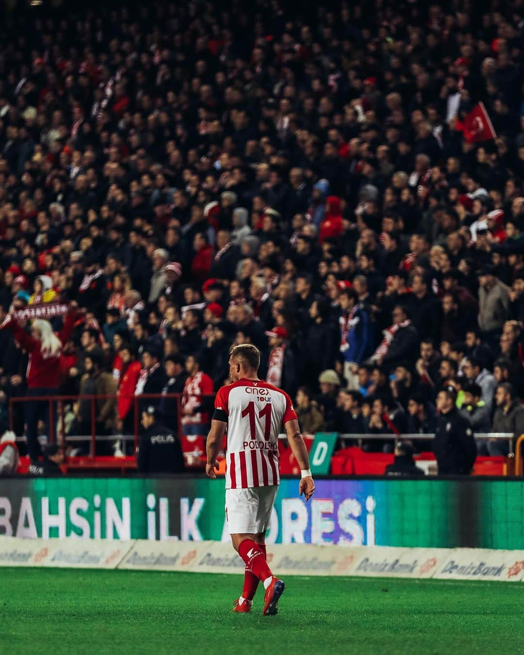 ルーカス・ポドルスキさんのインスタグラム写真 - (ルーカス・ポドルスキInstagram)「FANS 👌🏻🇹🇷 #support #thanks #poldi @antalyaspor 🦂💪🏻 📸 @kazimgunyar」3月6日 2時12分 - lukaspodolski