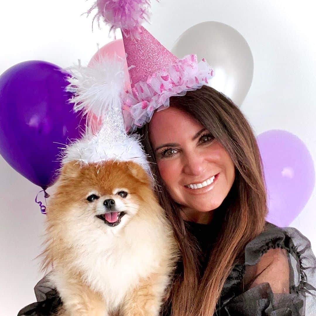 のインスタグラム：「Happy Birthday to me🎂💜💞better known as Ginger’s mommy🐶🥰Since Ginger turned 7 this past summer that must mean I’m 57🤦🏻‍♀️Ughhh how did that happen?!😅Birthday treats for everyone today!🧁🎉」