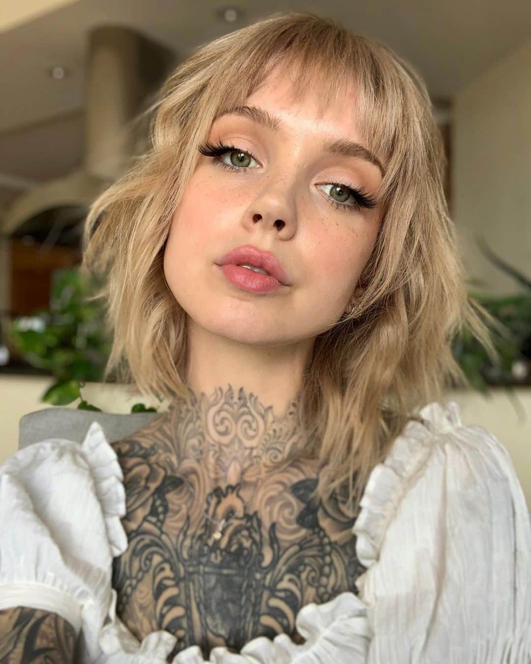 サラ・Xのインスタグラム：「Did you know my nostrils were this lopsided? Me neither, but here we are. Little video tutorial for this coming to my 2nd account later today.  Lips: @buxomcosmetics Power Full Plump balm in Dolly Fever Lashes: @salonperfect Extension Seeker 662」