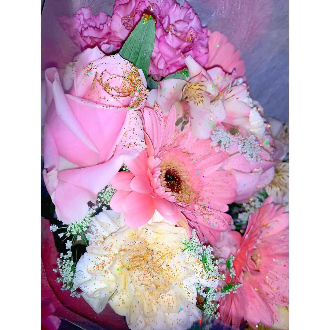 ゆん（並木優奈）さんのインスタグラム写真 - (ゆん（並木優奈）Instagram)「. , Happy🌹Valentine . . . 今年は逆バレンタインでした💓 . どんな花束にしようか悩んでる姿とか お花屋さんにいる姿想像したら もう可愛くて仕方なかった！ . そしてこんなラメラメなお花は 初めて見た！超可愛い、、 . こちらこそいつもありがとう💋💕 . . . ゆんは次の日りおなと一緒に作った 手作りチョコ渡したよ🍫💓 . . . . . . #happy#valentine#valentineday」3月6日 2時31分 - yunaaaaa.x