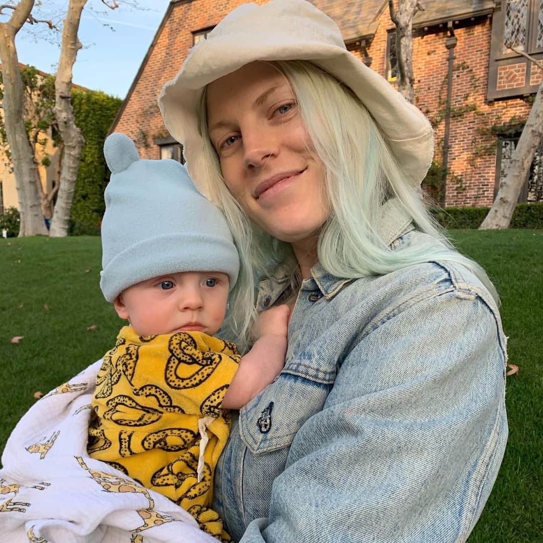 Anna Lylesのインスタグラム：「This tiny bundle can see all his colors now and loves reaching out to feel flower petals and lemons from our trees 🌱🌸🌈 #4months」