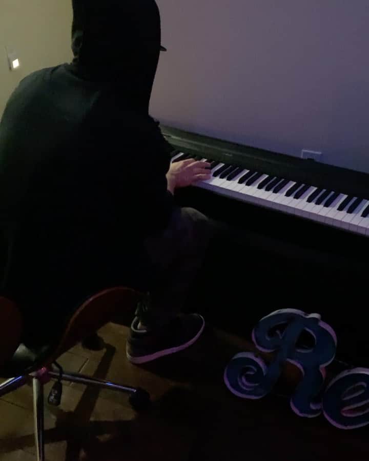 ジョッシュ・ヘンダーソンのインスタグラム：「Name that band ... Late night jam sesh with my lil  bro @paint_pulse #boom 🎼🎹 #relax」