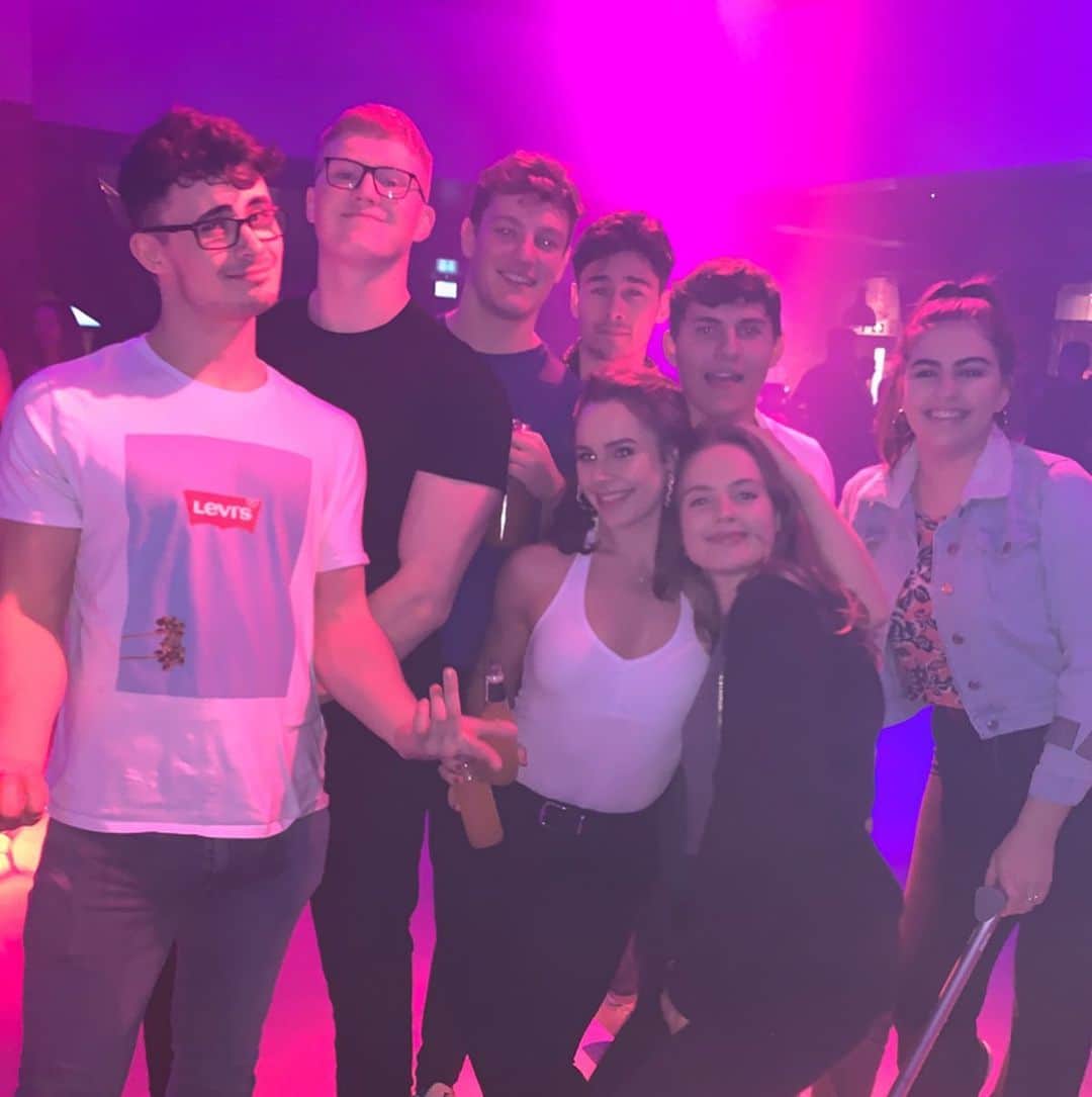 キャサリン・ライオンズのインスタグラム：「Will never understand how I can pull a 9pm-3am shift at the SU 😂」