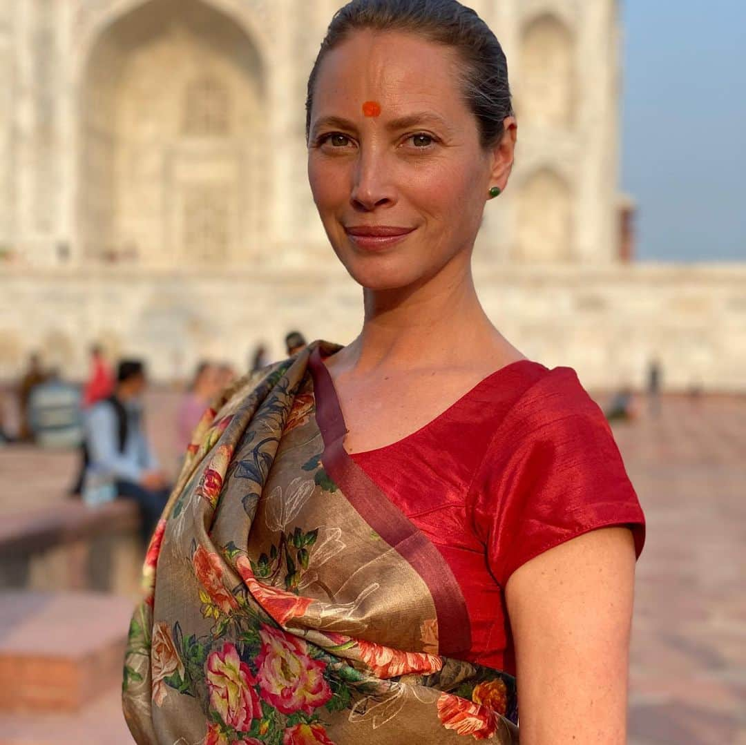 クリスティー・ターリントンさんのインスタグラム写真 - (クリスティー・ターリントンInstagram)「We end our trip in Agra, home of the Taj Mahal. This is one of the great wonders of the world and a destination for most who have the opportunity to visit this wondrous country but it also has a special meaning and connection to @everymomcounts. The Taj Mahal (Crown of the Palace) is an ivory-white marble mausoleum on the south bank of the Yamuna river in the Indian city of Agra. It was commissioned in 1632 by the Mughal emperor Shah Jahan (reigned from 1628 to 1658) to house the tomb of his wife, Mumtaz Mahal; it also houses the tomb of Shah Jahan himself. Mumtaz died in childbirth with her 14th child. This would not be so surprising in the 1600’s. But today, more than 300,000 women and girls die globally bringing life into the world. Every Mother Counts is dedicated to making pregnancy and childbirth safe for every mother, everywhere. We invest in community-led programs working to improve equitable access to quality and respectful maternity care in India, Bangladesh, Tanzania, Guatemala, Haiti and the United States. Thank you to our partners @nazdeek1 in India who have shared their work with our supporters and friends.」3月6日 2時55分 - cturlington