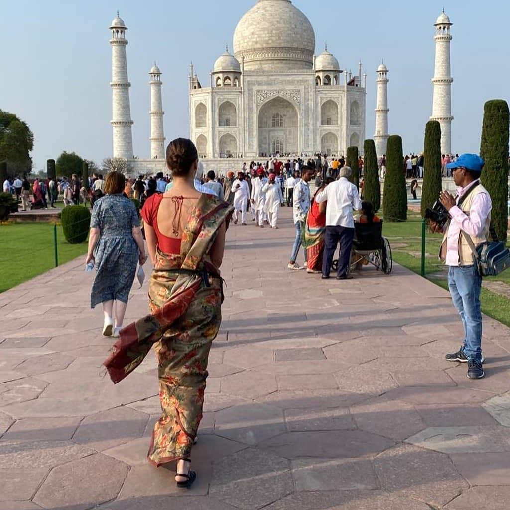 クリスティー・ターリントンさんのインスタグラム写真 - (クリスティー・ターリントンInstagram)「We end our trip in Agra, home of the Taj Mahal. This is one of the great wonders of the world and a destination for most who have the opportunity to visit this wondrous country but it also has a special meaning and connection to @everymomcounts. The Taj Mahal (Crown of the Palace) is an ivory-white marble mausoleum on the south bank of the Yamuna river in the Indian city of Agra. It was commissioned in 1632 by the Mughal emperor Shah Jahan (reigned from 1628 to 1658) to house the tomb of his wife, Mumtaz Mahal; it also houses the tomb of Shah Jahan himself. Mumtaz died in childbirth with her 14th child. This would not be so surprising in the 1600’s. But today, more than 300,000 women and girls die globally bringing life into the world. Every Mother Counts is dedicated to making pregnancy and childbirth safe for every mother, everywhere. We invest in community-led programs working to improve equitable access to quality and respectful maternity care in India, Bangladesh, Tanzania, Guatemala, Haiti and the United States. Thank you to our partners @nazdeek1 in India who have shared their work with our supporters and friends.」3月6日 2時55分 - cturlington